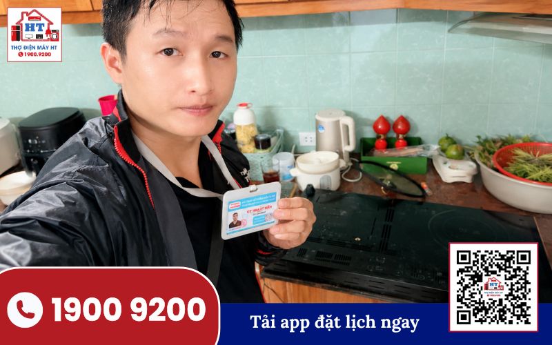 Kỹ thuật viên kiểm tra bếp từ Kỹ thuật viên kiểm tra bếp từ để đánh giá tình trạng hoạt động
