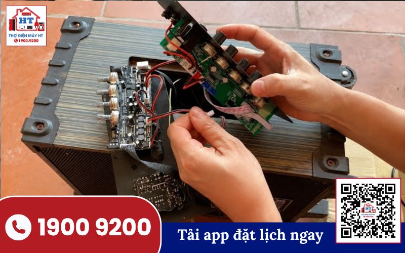 Kỹ thuật viên kiểm tra bo mạch bên trong loa kéo JBL