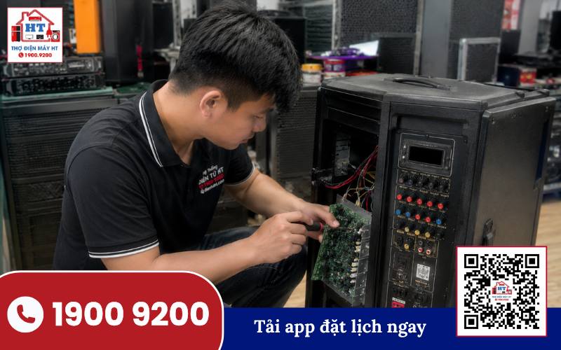 Kỹ thuật viên Điện Tử HT kiểm tra loa kéo để đánh giá tình trạng trước khi mua loa kéo cũ