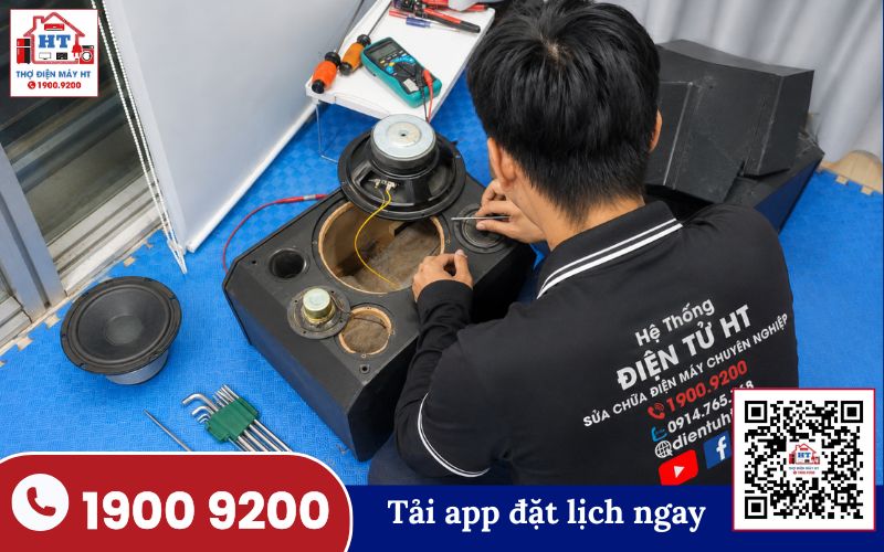 Kỹ thuật viên Điện Tử HT kiểm tra loa kéo bị mất tiếng tại nhà khách hàng
