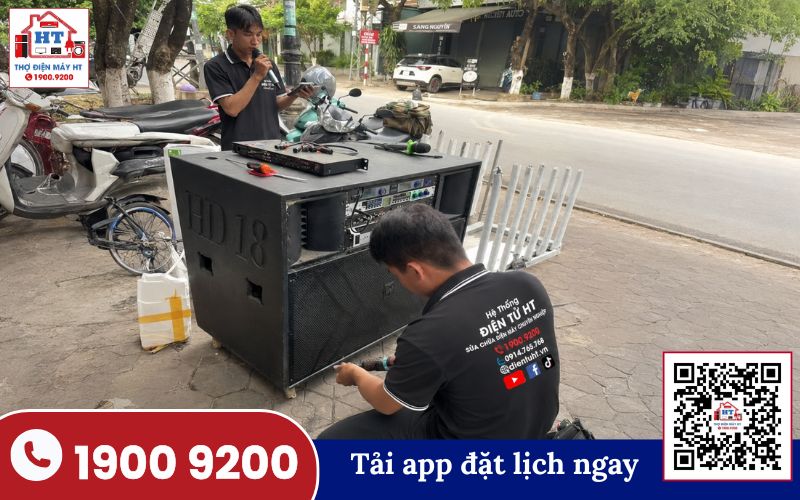 Kỹ thuật viên kiểm tra loa kéo tại nhà khách hàng