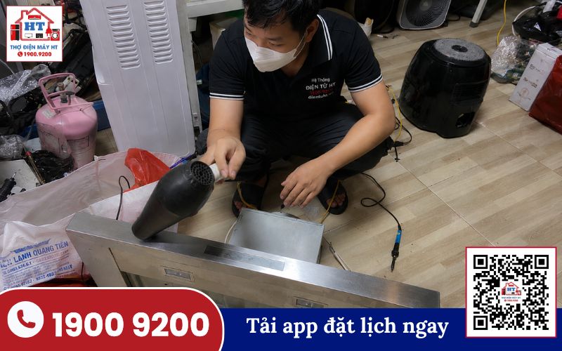 Kỹ thuật viên Điện Tử HT kiểm tra máy hút mùi tại nhà khách hàng