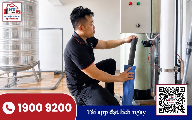 Kỹ thuật viên kiểm tra các bộ phận bên trong máy lọc nước