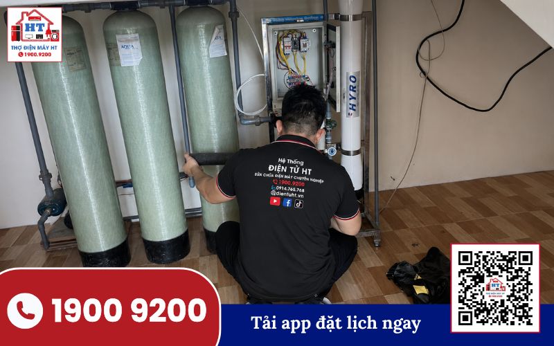 Kỹ thuật viên kiểm tra máy lọc nước RO không nóng lạnh