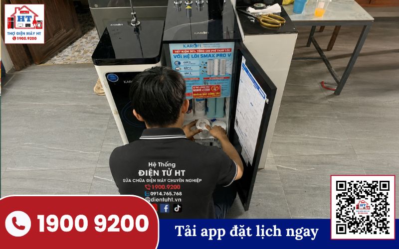 Kỹ thuật viên kiểm tra máy lọc nước bị chảy nước