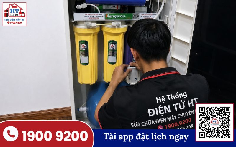 Kỹ thuật viên kiểm tra máy lọc nước không ra nước