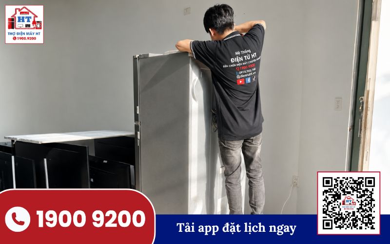 Kỹ thuật viên kiểm tra tủ lạnh Kỹ thuật viên Điện Tử HT kiểm tra tủ lạnh đang chạy liên tục
