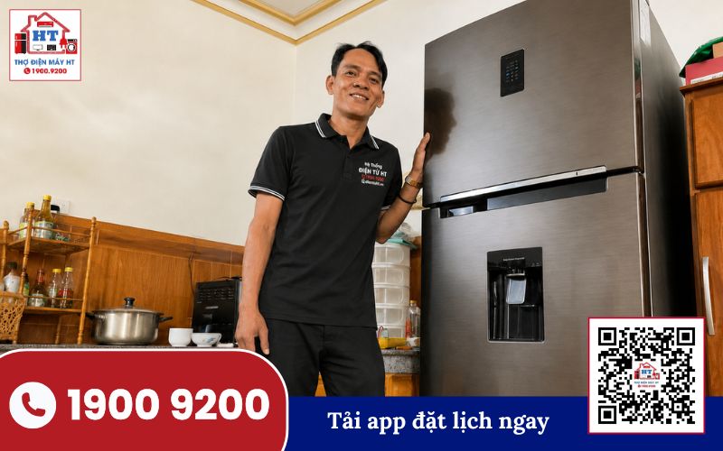 Kỹ thuật viên kiểm tra tủ lạnh để đánh giá tình trạng hoạt động