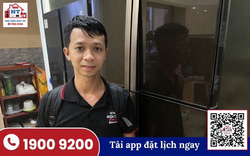 Kỹ thuật viên Điện Tử HT kiểm tra tủ lạnh Side-by-Side tại nhà khách hàng