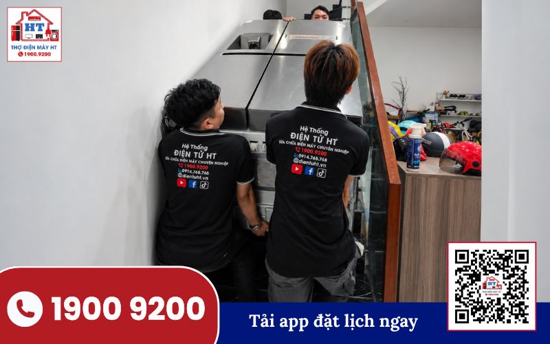 Kỹ thuật viên Điện Tử HT kiểm tra tủ lạnh tại nhà khách hàng
