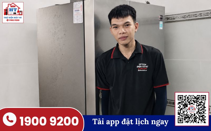 Kỹ thuật viên Điện Tử HT kiểm tra tủ lạnh tại nhà khách hàng