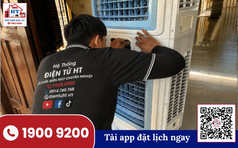 Kỹ thuật viên kiểm tra linh kiện bên trong quạt hơi nước để xác định nguyên nhân lỗi