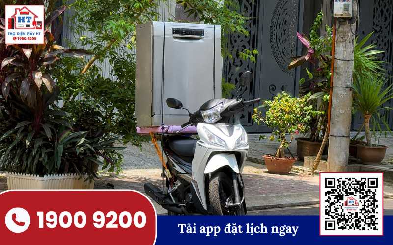Kỹ thuật viên Điện Tử HT vận chuyển máy rửa chén đến nhà khách hàng để kiểm tra