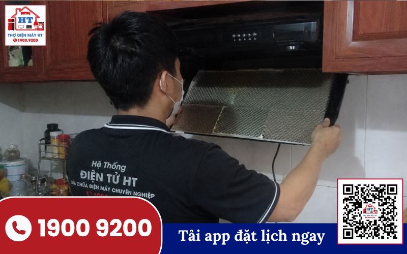 Kỹ thuật viên kiểm tra máy hút mùi tại nhà để đánh giá tình trạng hoạt động