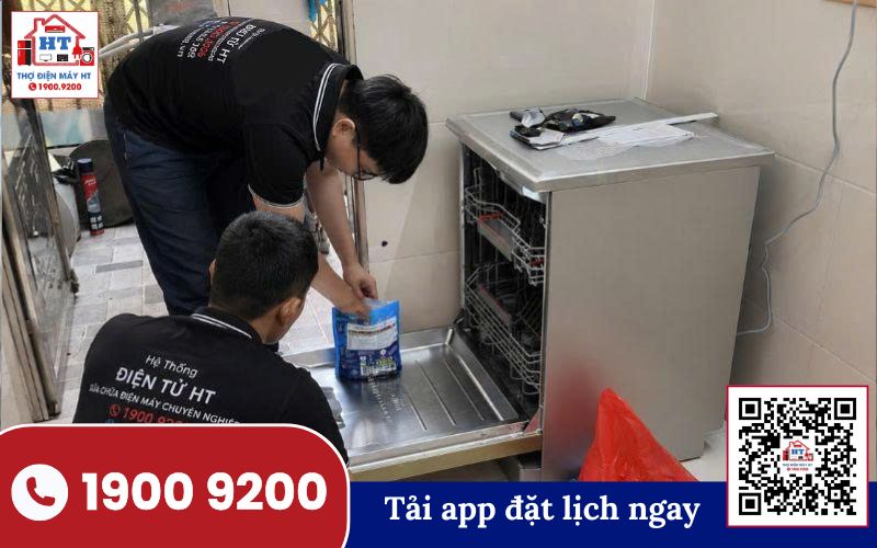 Kỹ thuật viên kiểm tra máy rửa chén tại nhà khách hàng