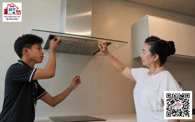 Kỹ thuật viên kiểm tra máy hút mùi tại nhà khách hàng