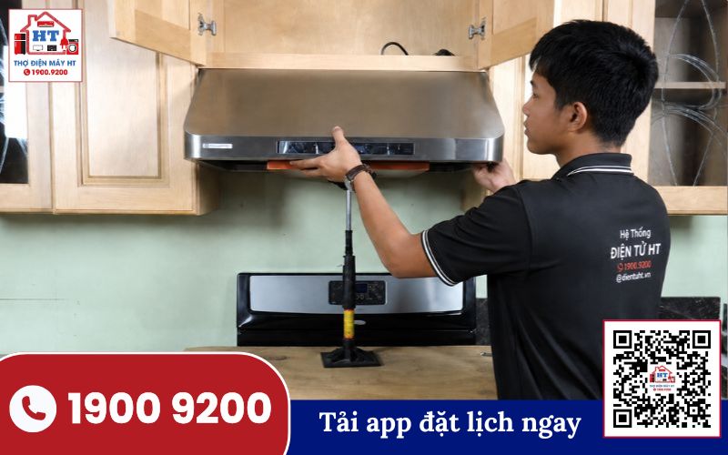 Kỹ thuật viên kiểm tra bên trong máy hút mùi để xác định nguyên nhân không hút